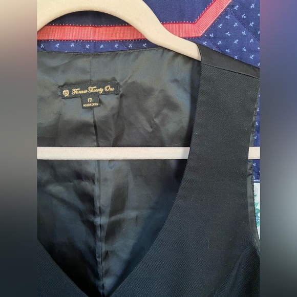 Black button up vest - Picture 2 of 5